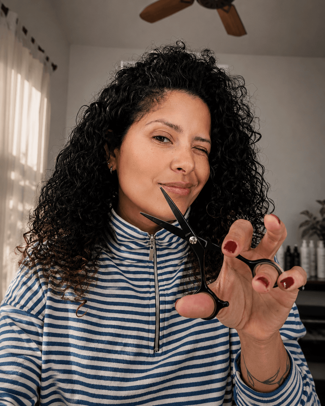 Eva, especialista en rulos, con tijera y cabello rizado